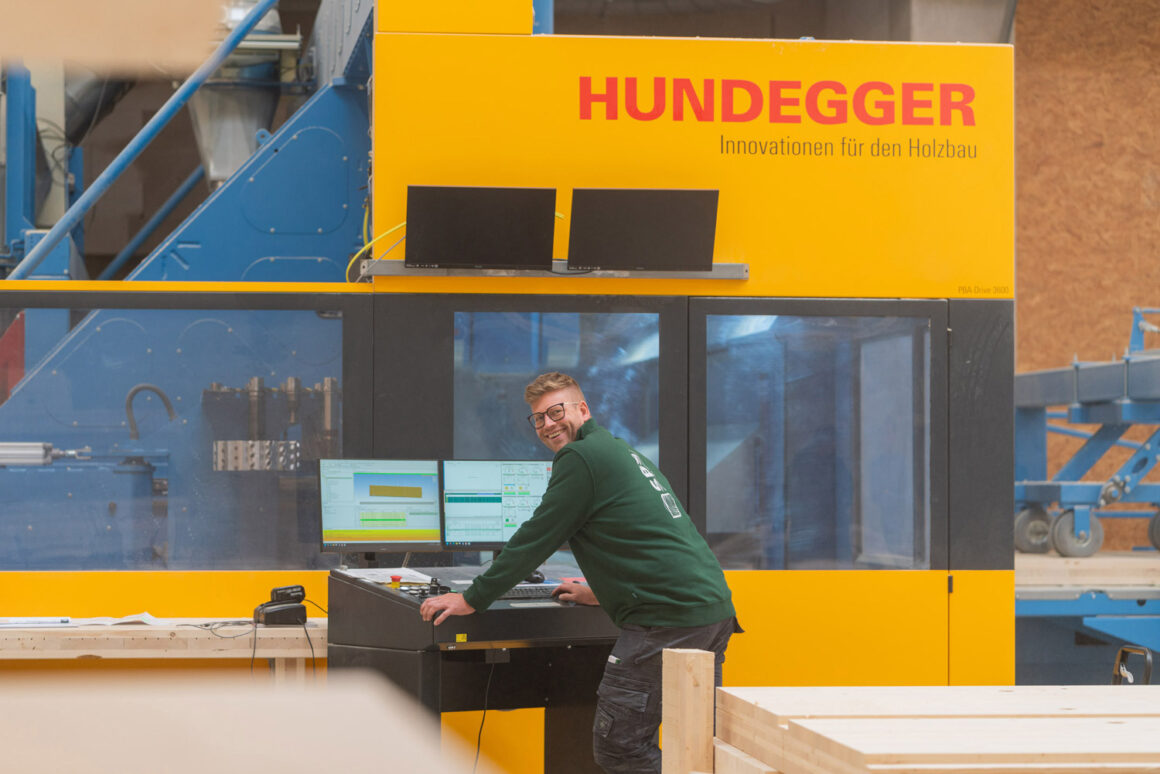 Neue Hundegger Plattenbearbeitungsmaschine  